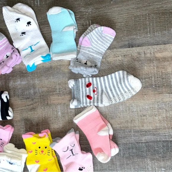 Lot of 12 Kitty & Miscellaneous Baby Socks - Picture 4 of 6